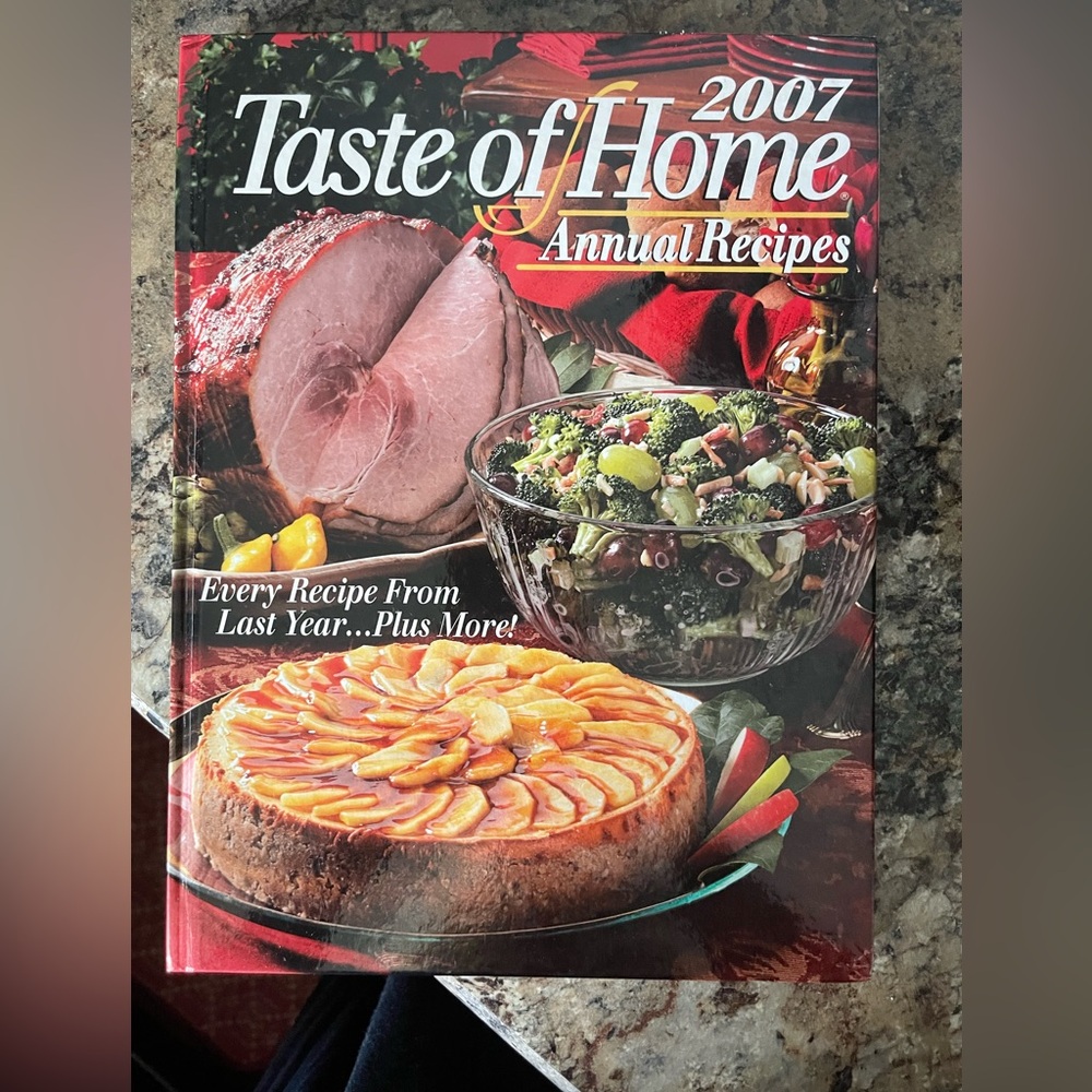 Taste of Home 2007 Annual Recipes Cookbook with Red and Green Accents
